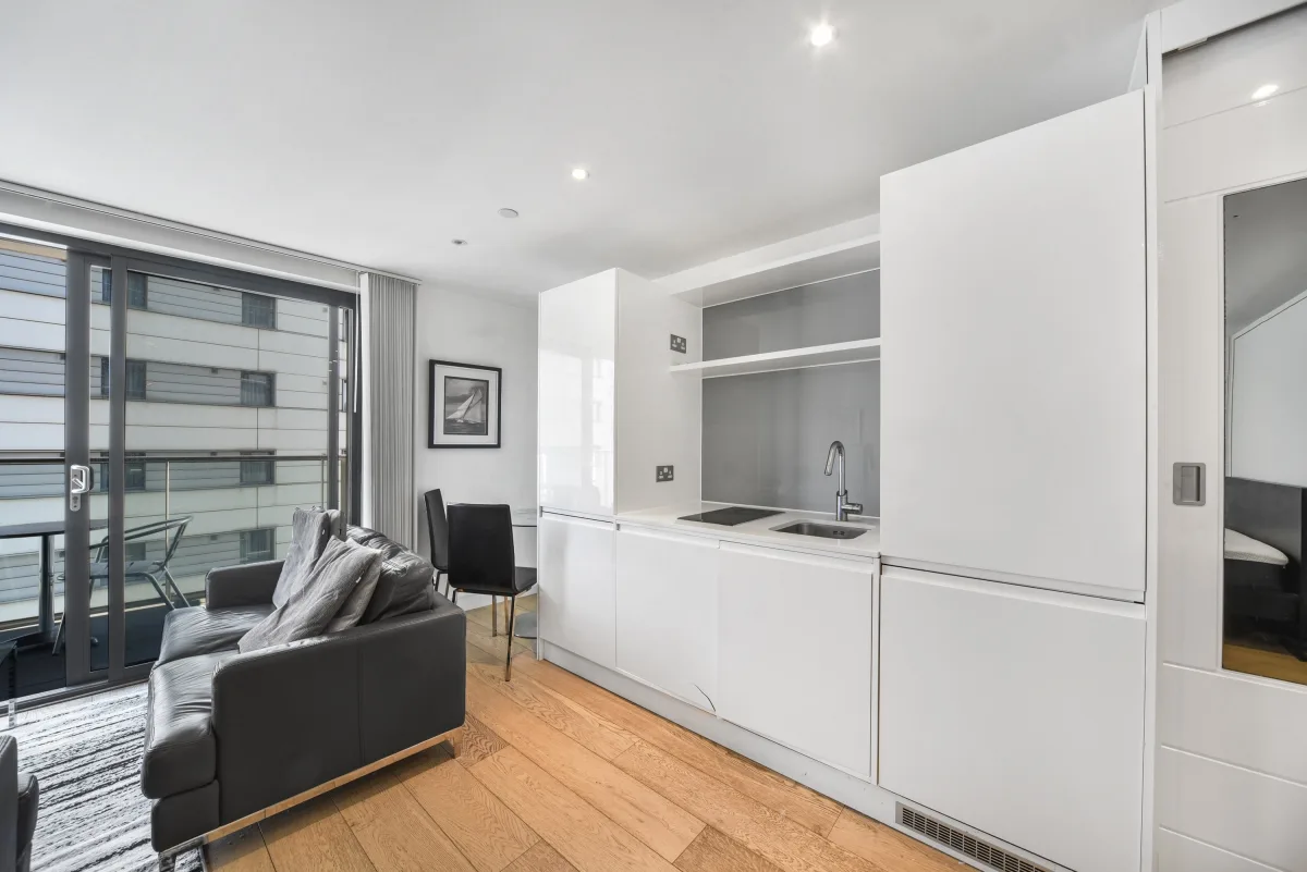 Flat Pomell Way in Greater London