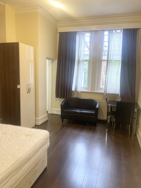 Flat Freeland Road in Greater London
