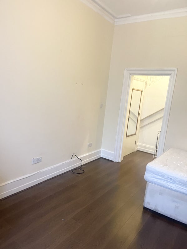 Flat Freeland Road in Greater London