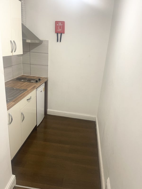 Flat Freeland Road in Greater London