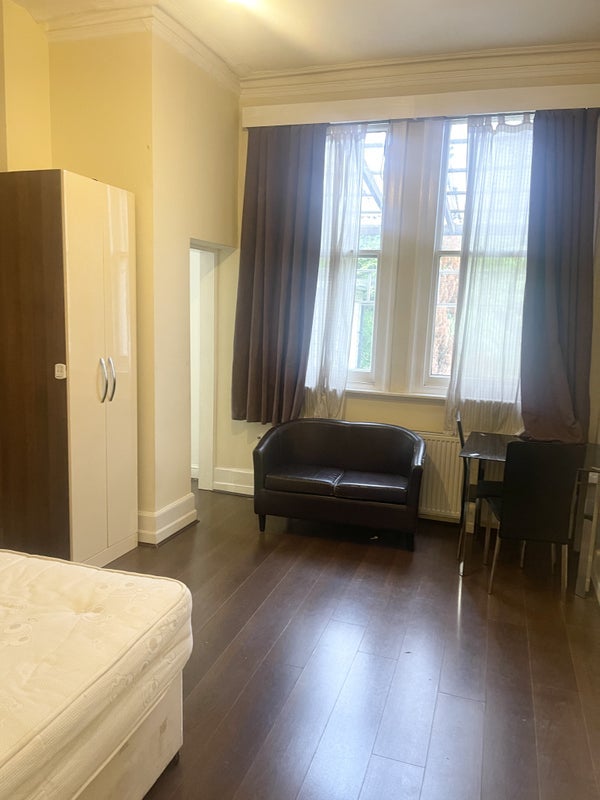 Flat Freeland Road in Greater London