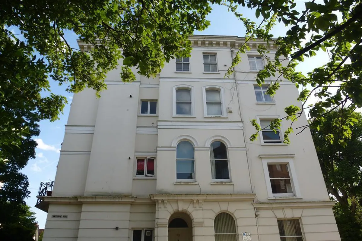 Flat Cambridge Road in Hove