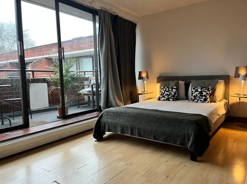 Room Oakshott Court in Greater London