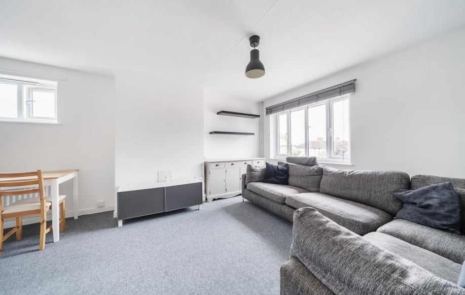 Flat Finch Close in London