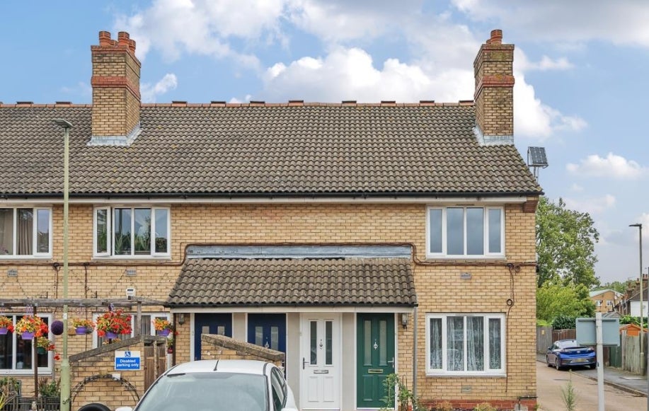 Flat Finch Close in London