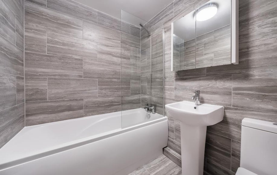 Flat Finch Close in London