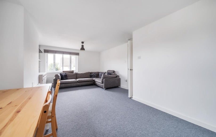 Flat Finch Close in London