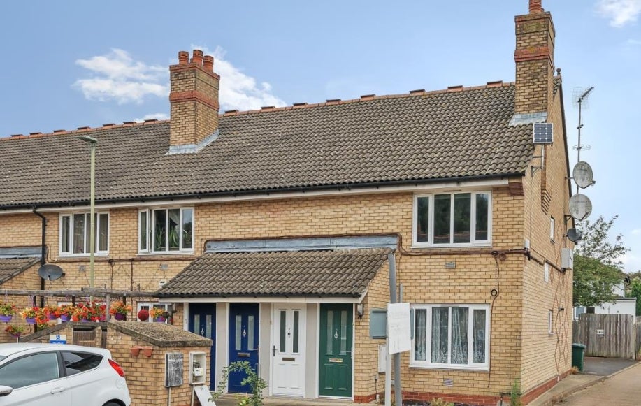 Flat Finch Close in London