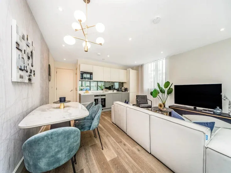 Flat Hannell Road in Greater London