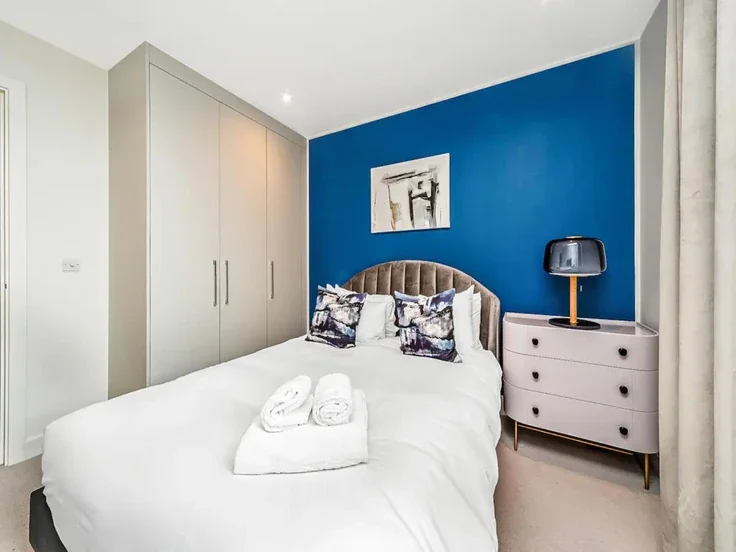 Flat Hannell Road in Greater London