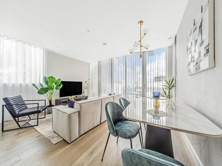 Flat Hannell Road in Greater London