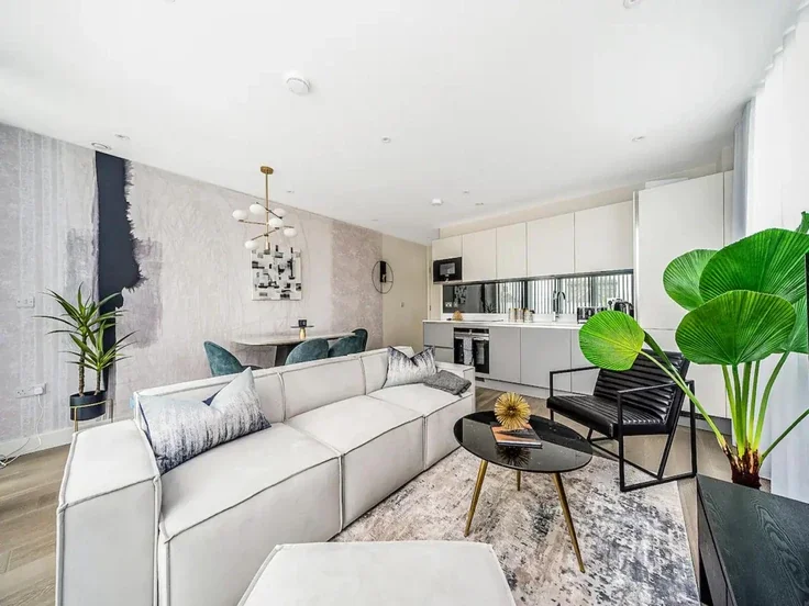 Flat Hannell Road in Greater London