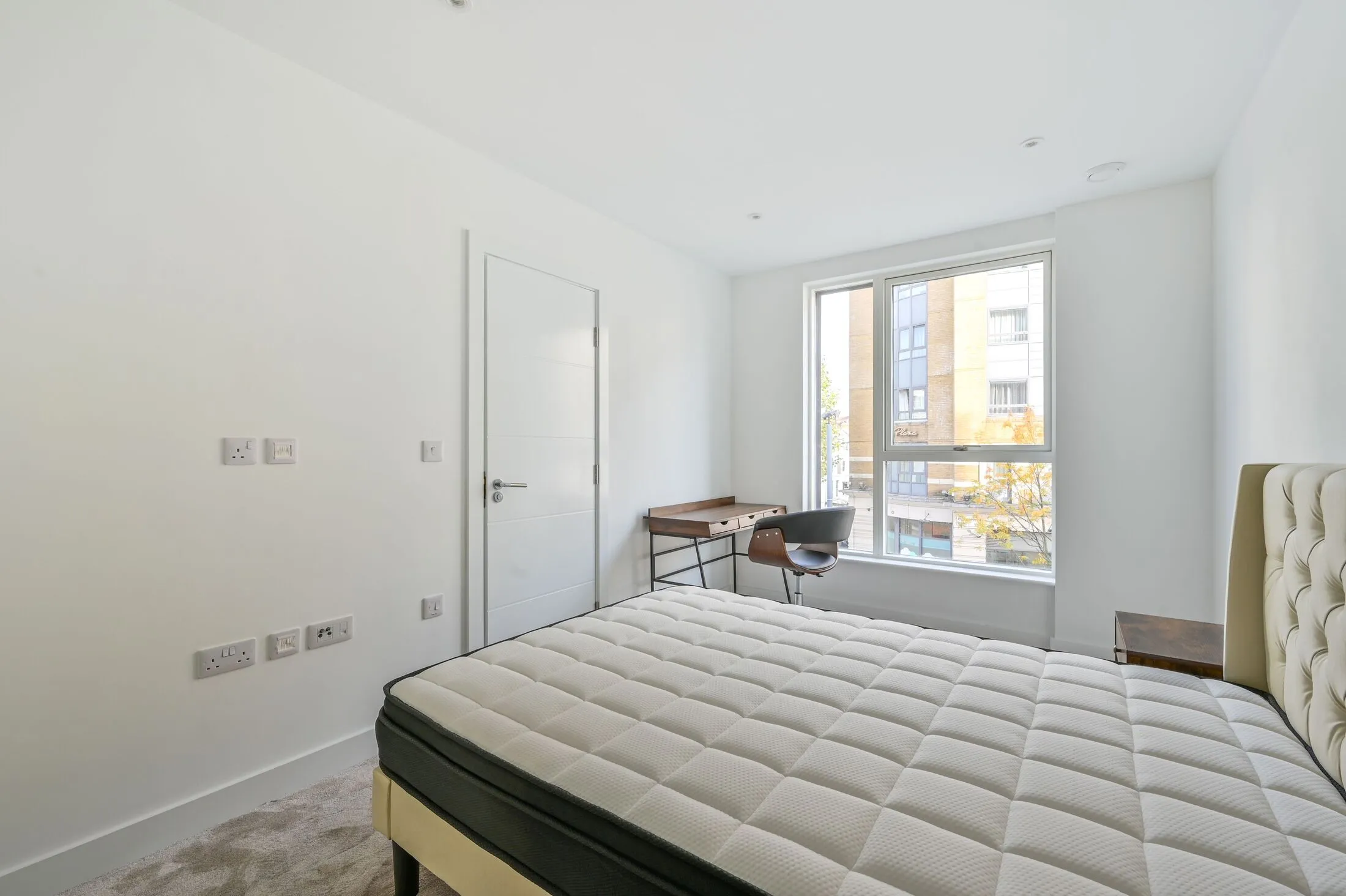 Flat Tollgate Gardens in City of Westminster