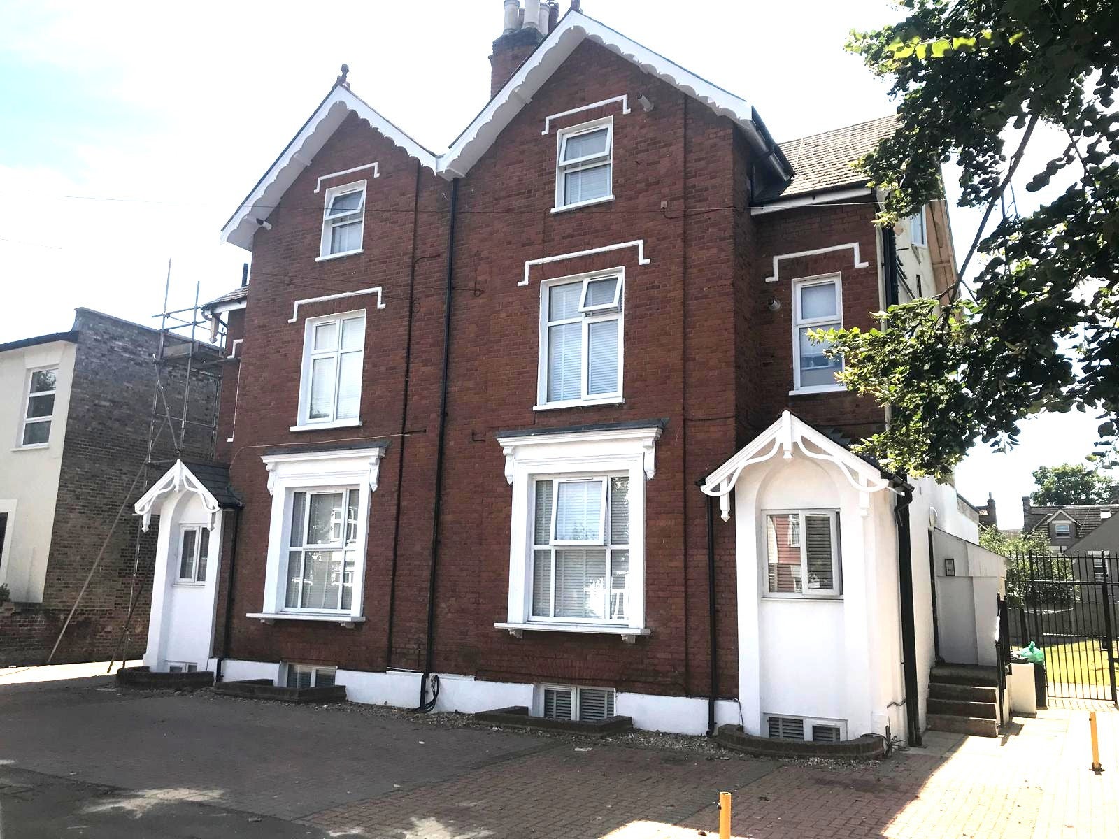 Flat Park Avenue in Greater London