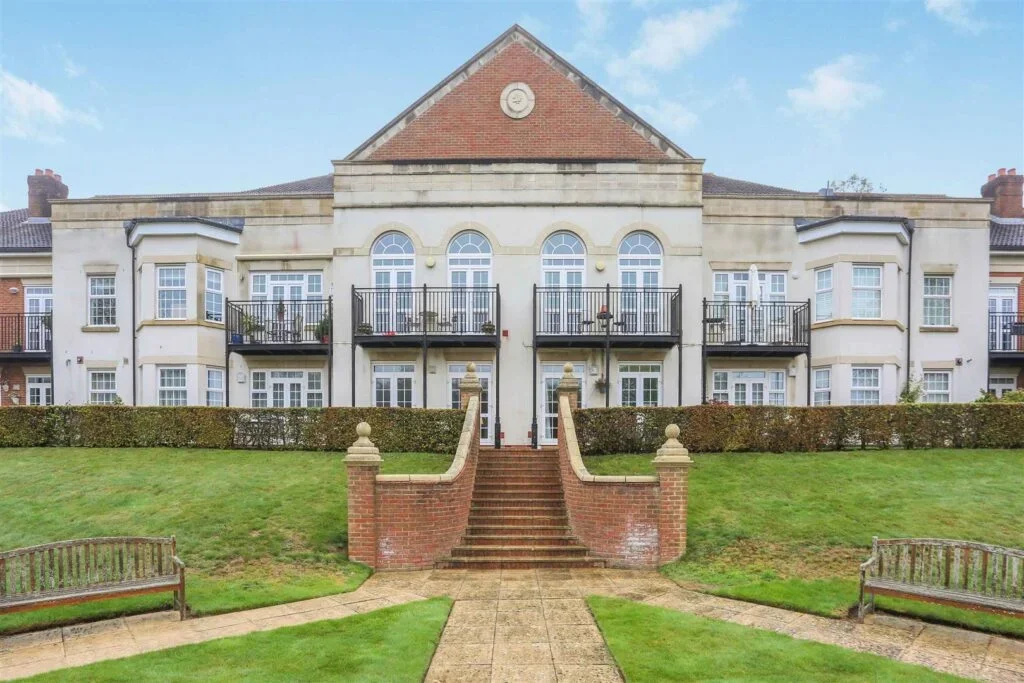 Flat Chatsworth Park in Reigate and Banstead