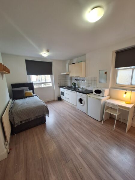 Flat Ferme Park Road in Greater London
