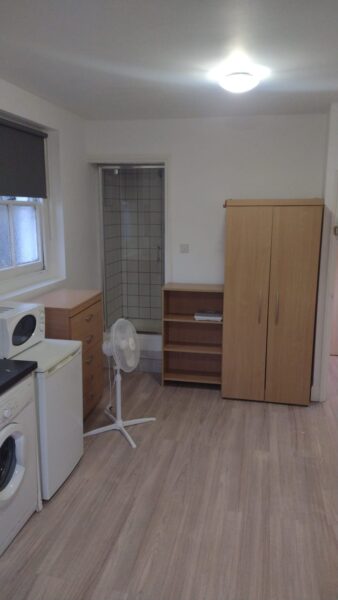 Flat Ferme Park Road in Greater London