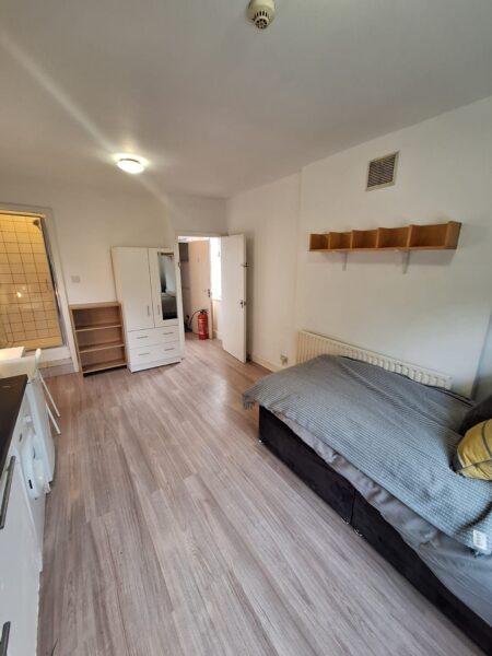 Flat Ferme Park Road in Greater London