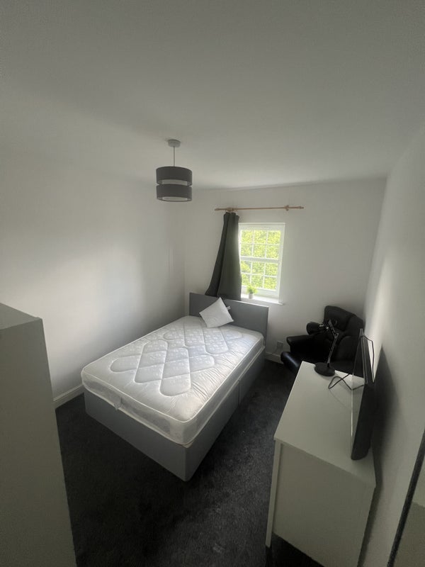 Room Chaplin Close in Salford
