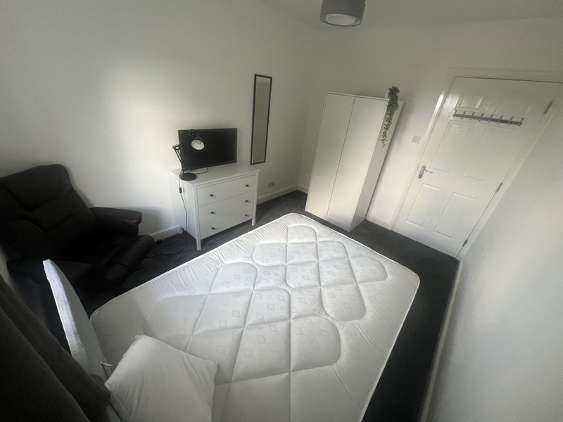 Room Chaplin Close in Salford