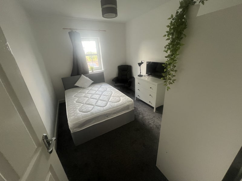 Room Chaplin Close in Salford