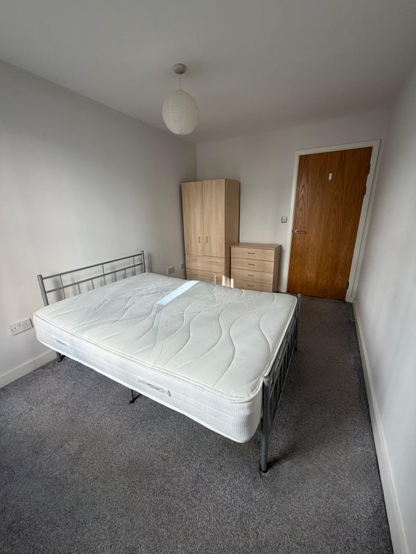 Room Hornbeam Way in Manchester