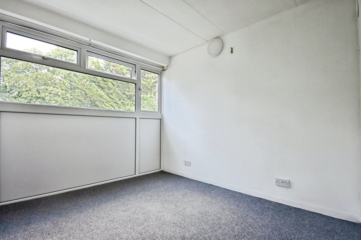 Flat Birchwood Avenue in Greater London