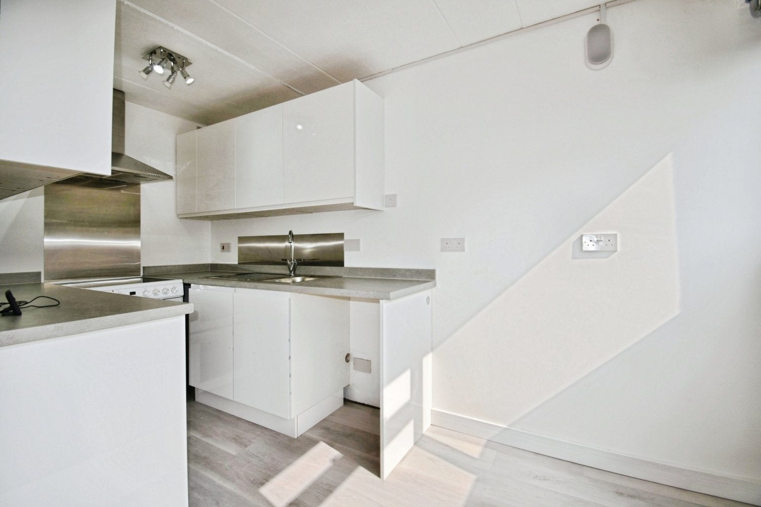 Flat Birchwood Avenue in Greater London