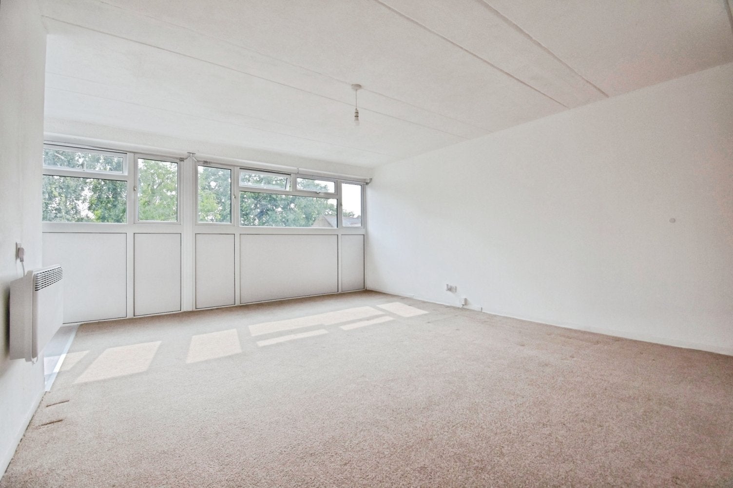 Flat Birchwood Avenue in Greater London
