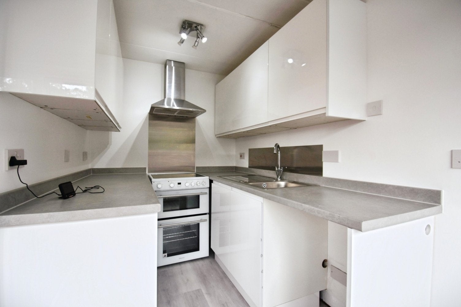 Flat Birchwood Avenue in Greater London