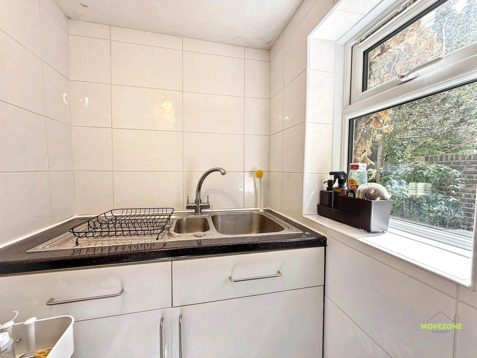 Flat Ivydale Road in Greater London