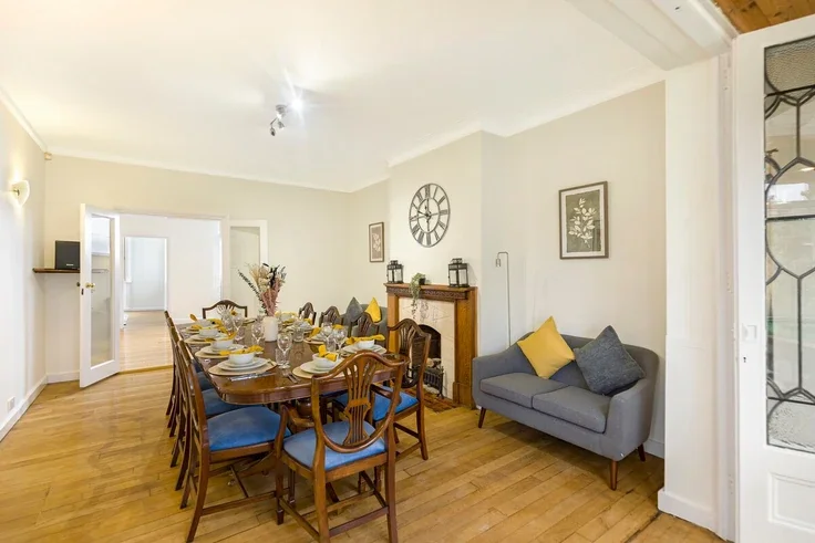 House Leeside Crescent in Greater London