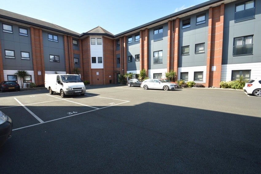 Flat Whitby Road in Slough