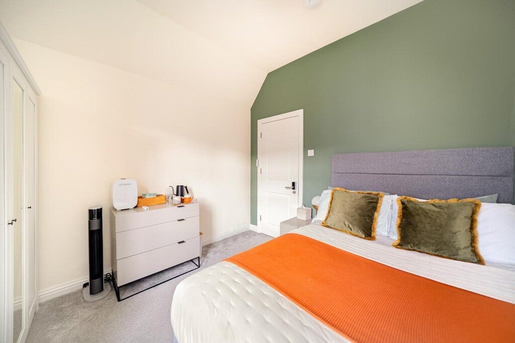 Room Broadwater Road in Greater London