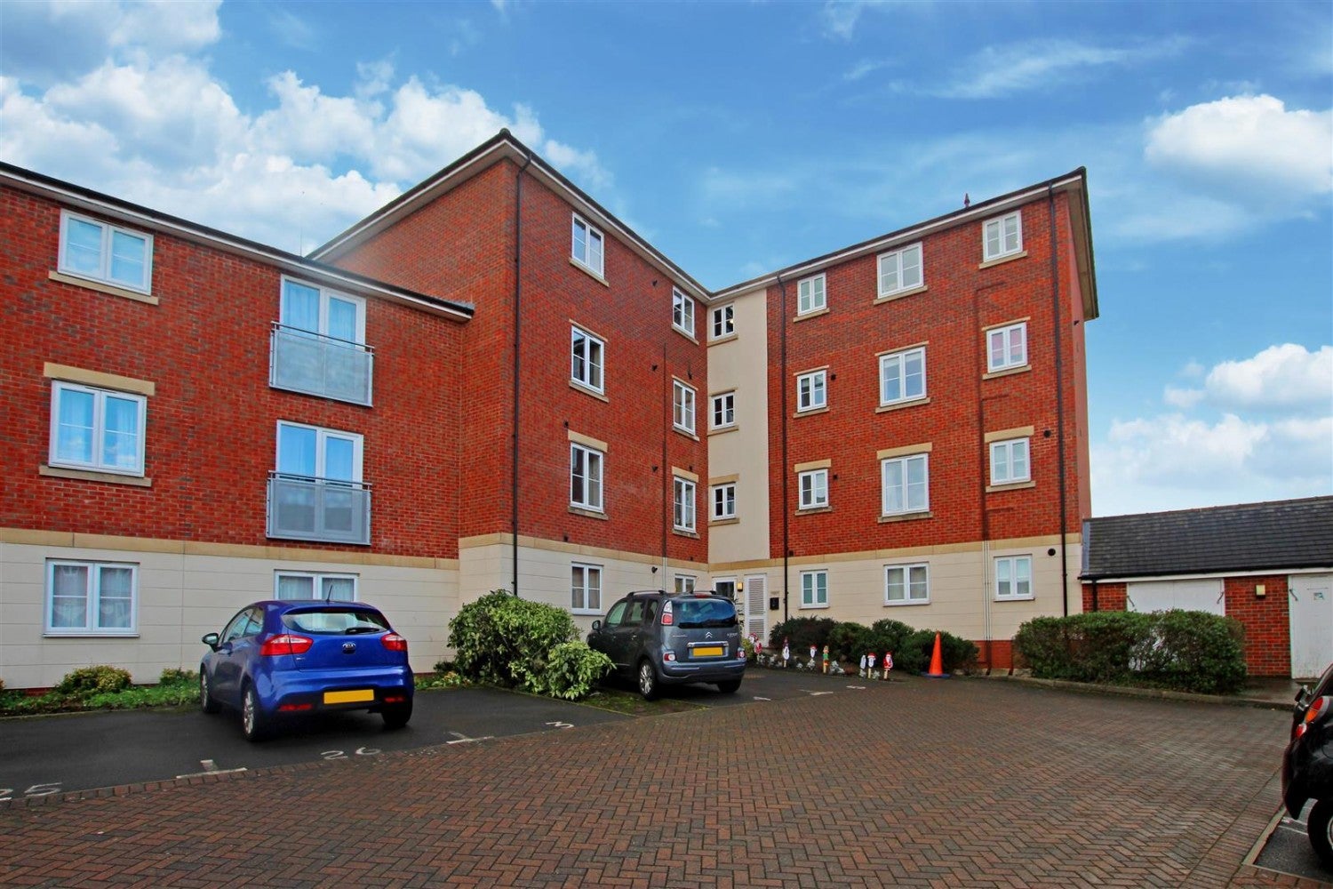 Flat Dixon Close in Redditch