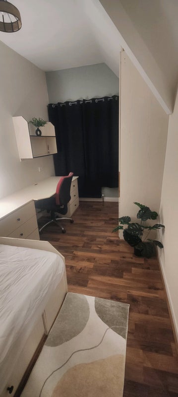 Room Otley Road in Leeds