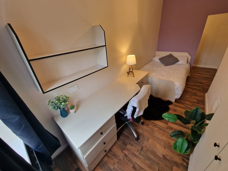 Room Otley Road in Leeds