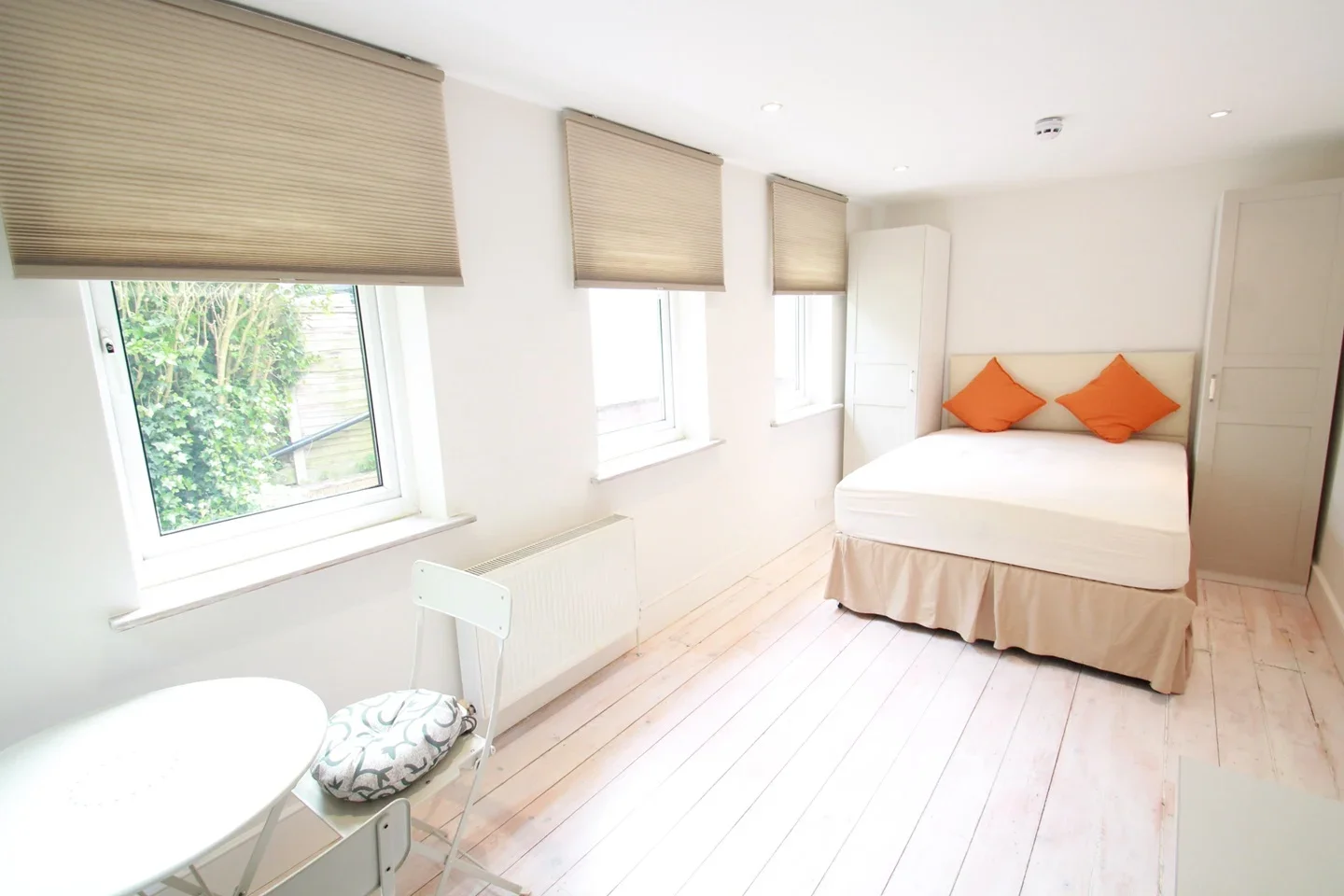 Flat Hale Lane in Greater London