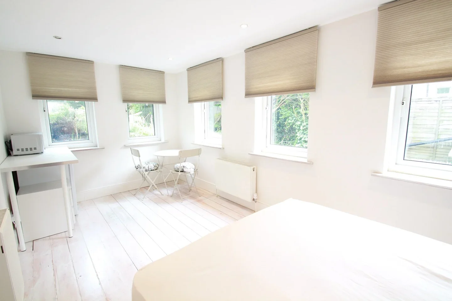 Flat Hale Lane in Greater London