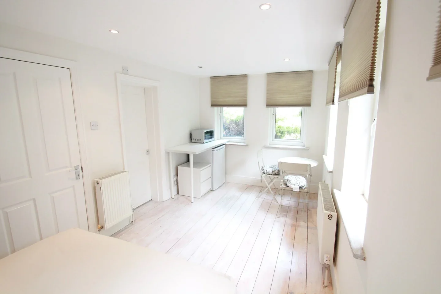 Flat Hale Lane in Greater London