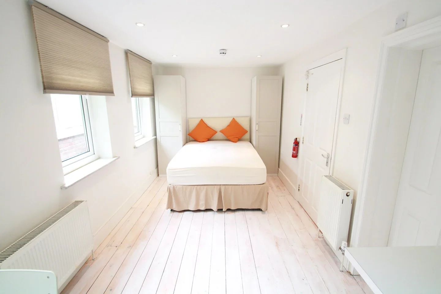 Flat Hale Lane in Greater London