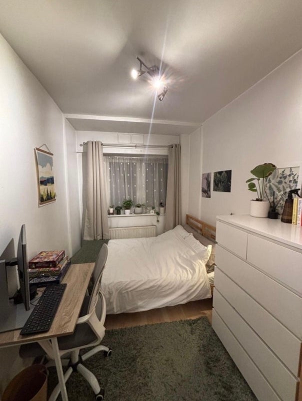 Room Compton Street in Greater London