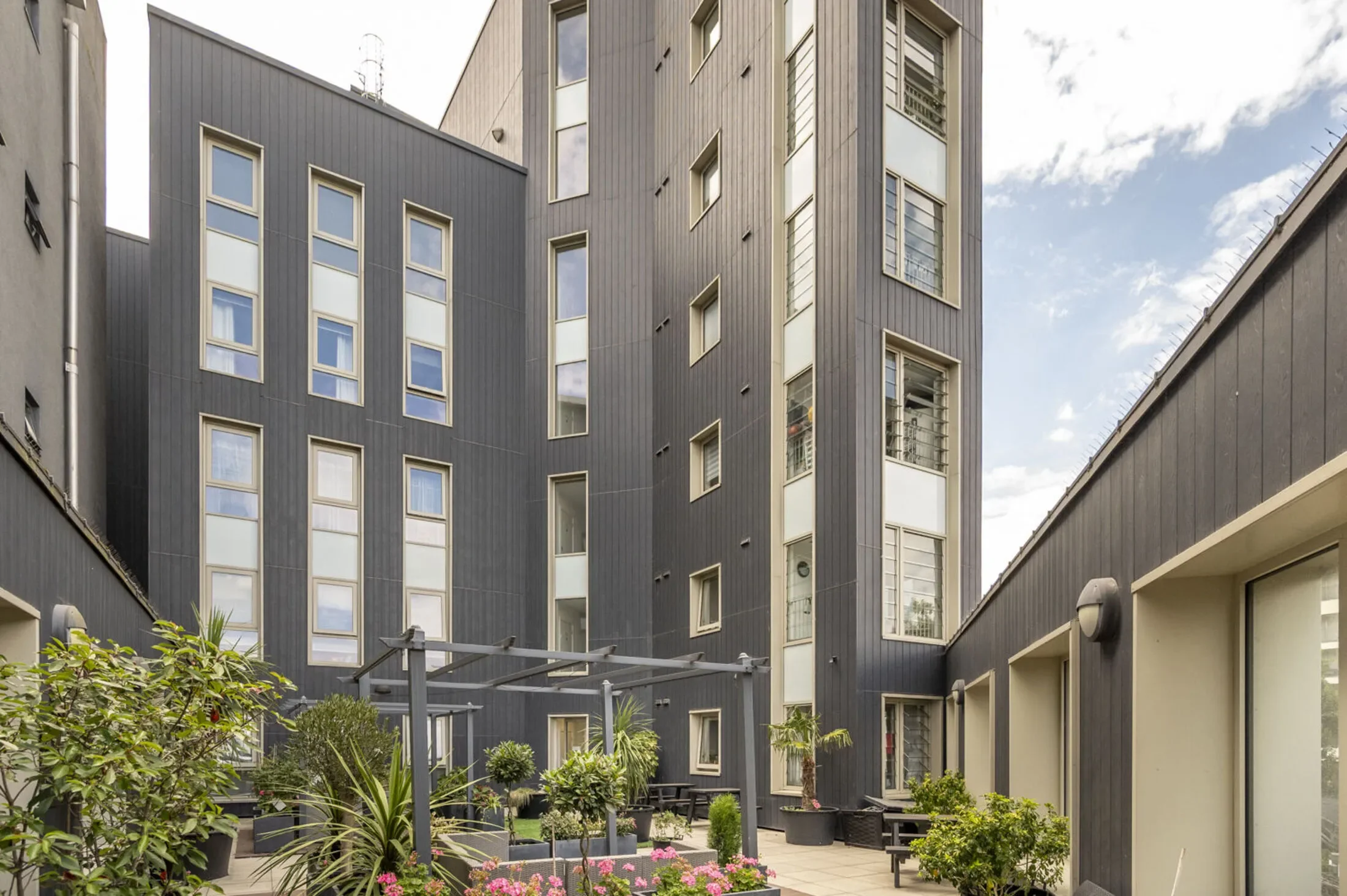 Flat Plaistow Road in Greater London