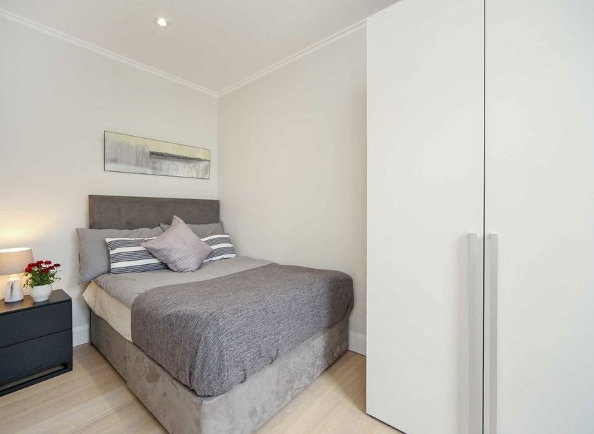 Flat Clanricarde Gardens in Greater London