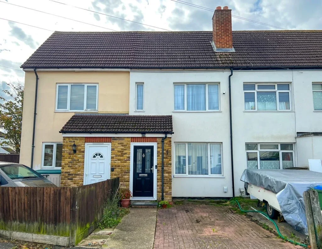 Room Eastcote Avenue in Elmbridge