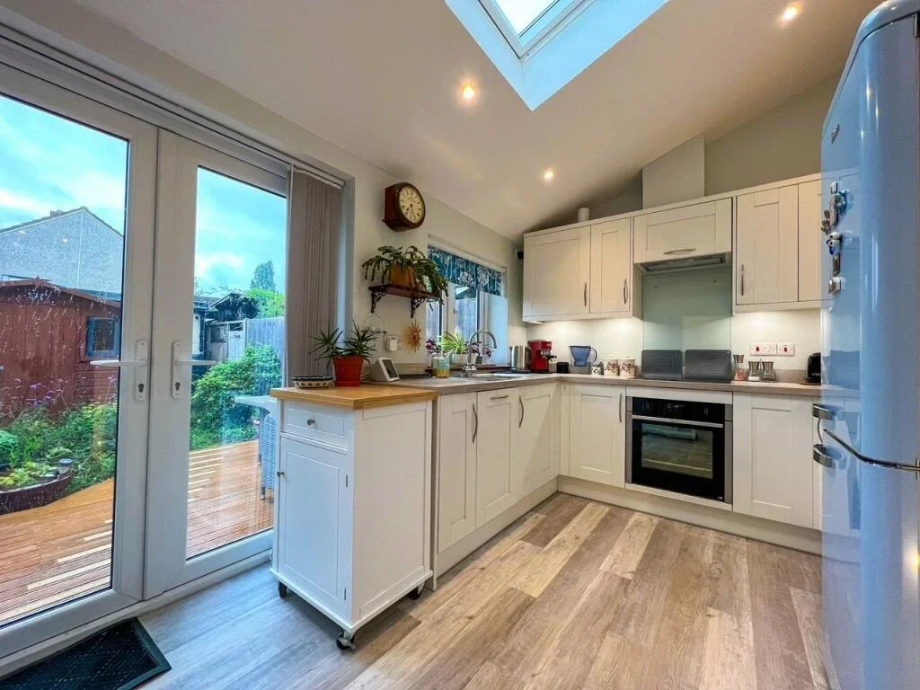 Room Eastcote Avenue in Elmbridge