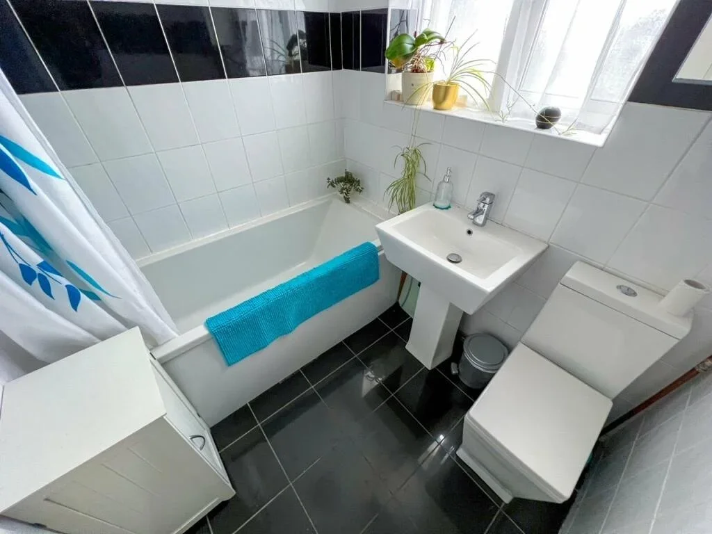Room Eastcote Avenue in Elmbridge