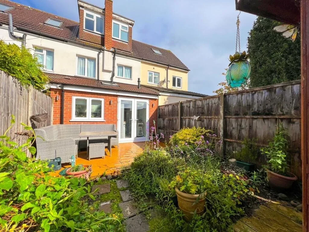 Room Eastcote Avenue in Elmbridge