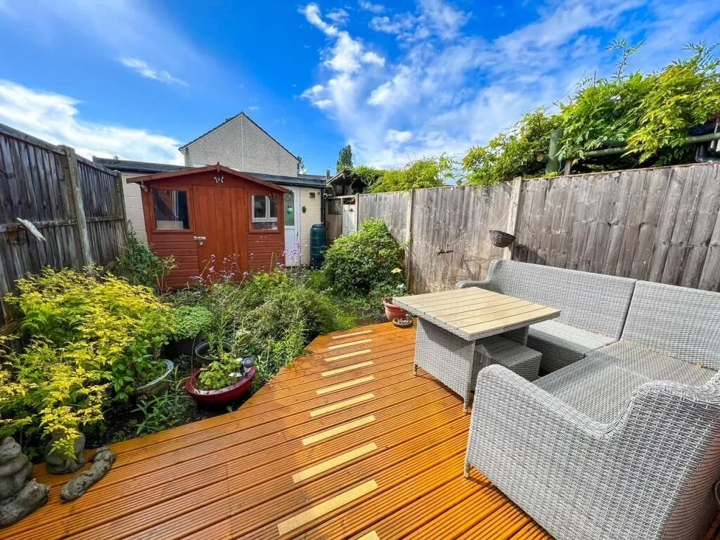 Room Eastcote Avenue in Elmbridge