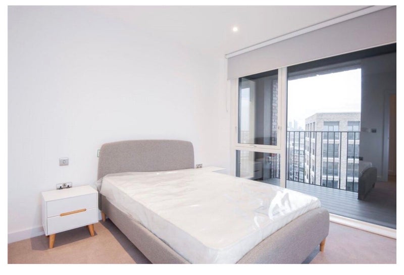 Room Surrey Quays Road in Greater London